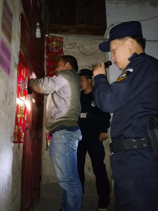 丫他镇粗心妈妈误将幼女锁家中 