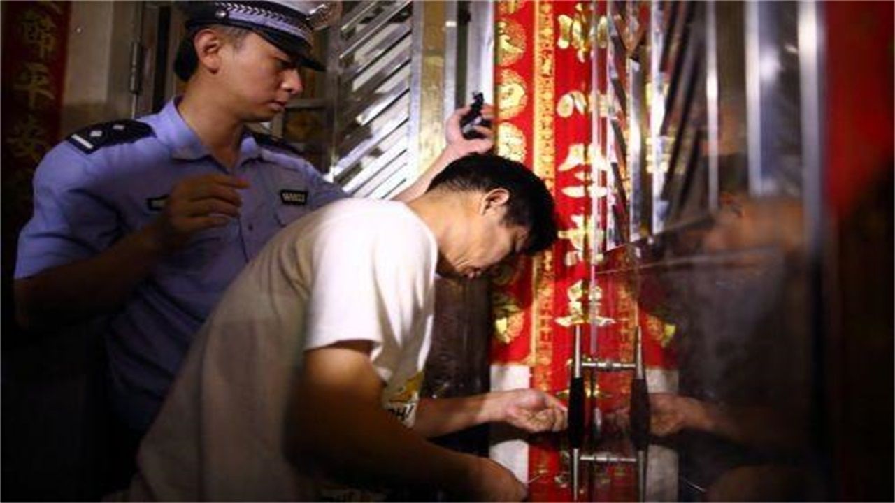 丫他镇请开锁师傅开了锁后，师傅